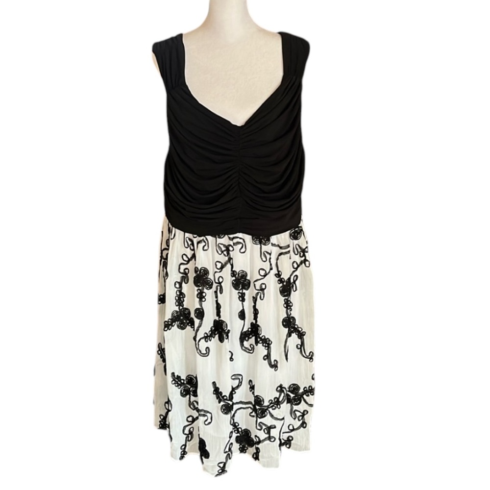 Le Bos Black & White Embroidered Sleeveless Cocktail Dress Size 18W